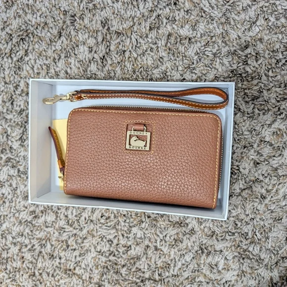 NWT Dooney & Bourke Tan Leather Zip Wallet - Picture 9 of 9
